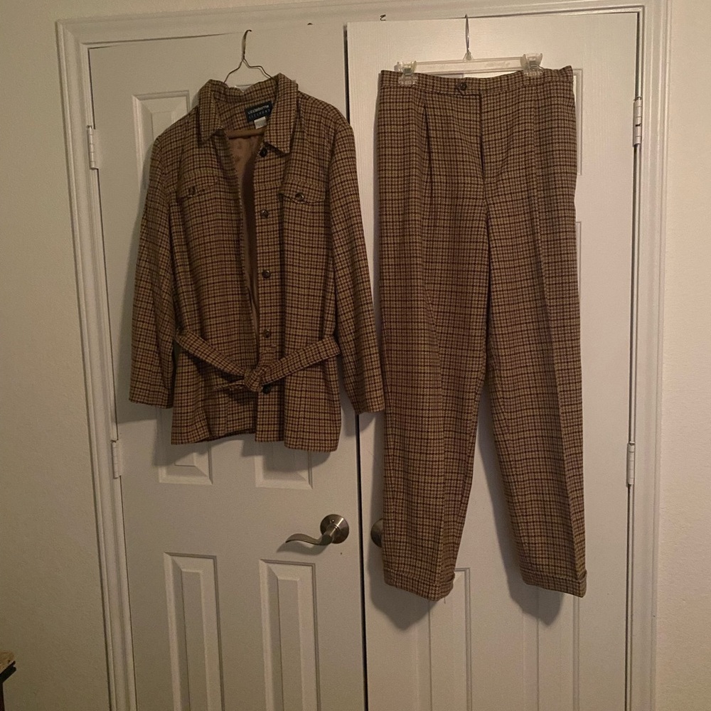 Liz Claiborne sz 14. Plaid 2 piece suit